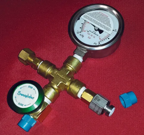 Sigma-Aldrich CJ Tee Syringe Adapter - CGA 180 Inlet